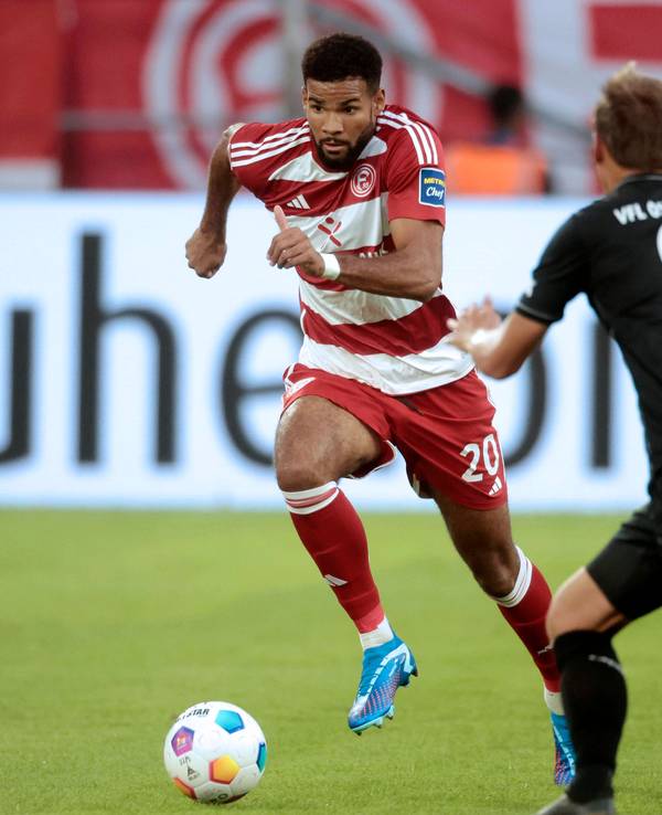 Jamil Siebert im Zweikampf mit Robert Tesche.