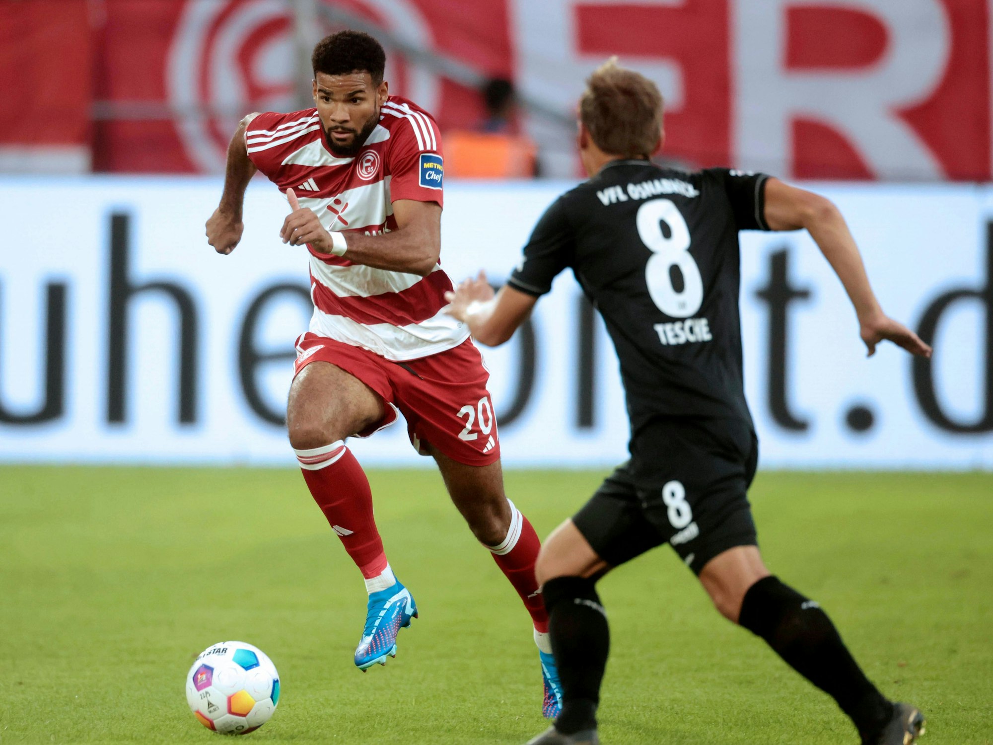 Jamil Siebert im Zweikampf mit Robert Tesche.