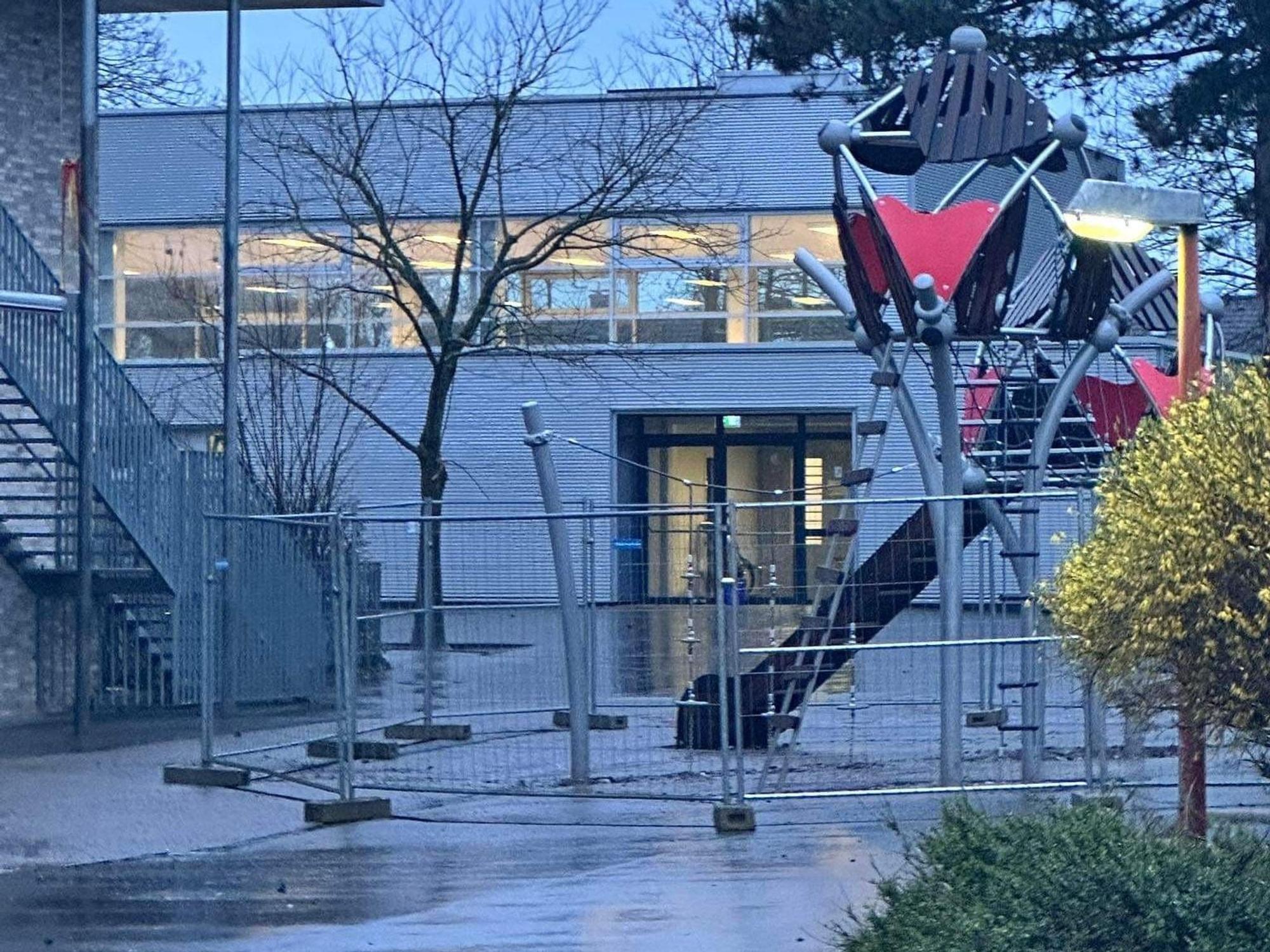 Klettergerüst der GGS Unter Birken ist eingezäunt.