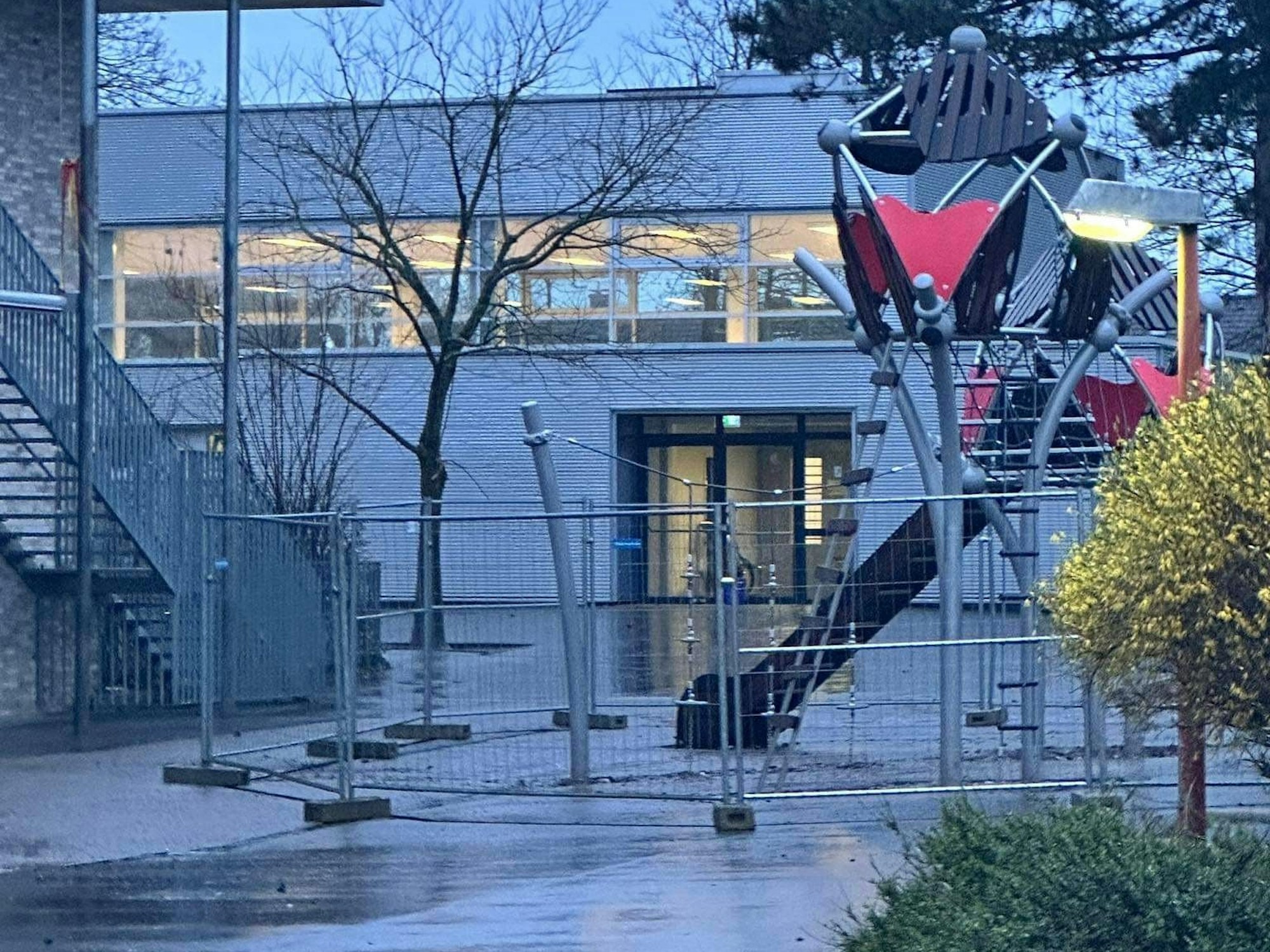 Klettergerüst der GGS Unter Birken ist eingezäunt.