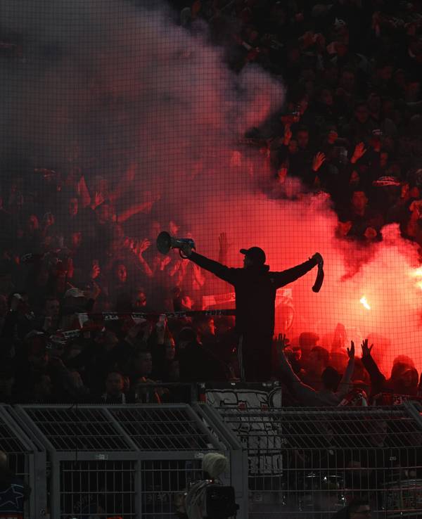 Fans von Eindhoven zünden Pyrotechnik.