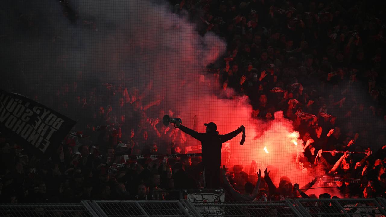 Fans von Eindhoven zünden Pyrotechnik.