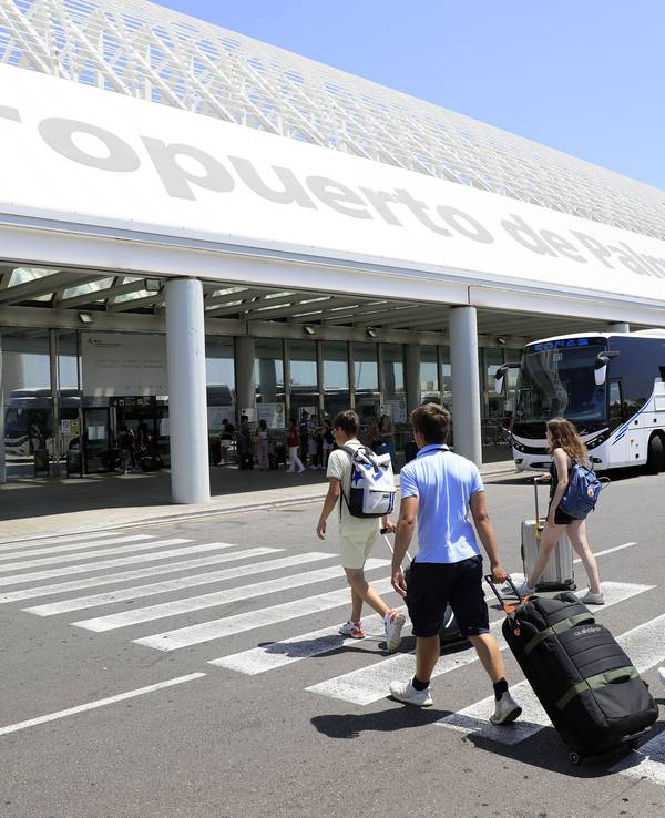 Reisende gehen am Flughafen von Mallorca mit ihren Koffern, hier im Juli 2023.
