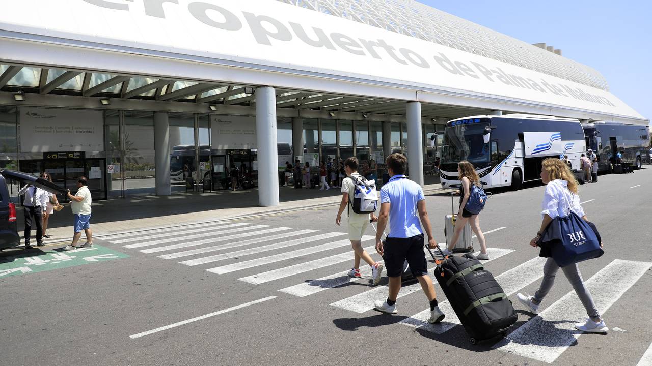 Reisende gehen am Flughafen von Mallorca mit ihren Koffern, hier im Juli 2023.