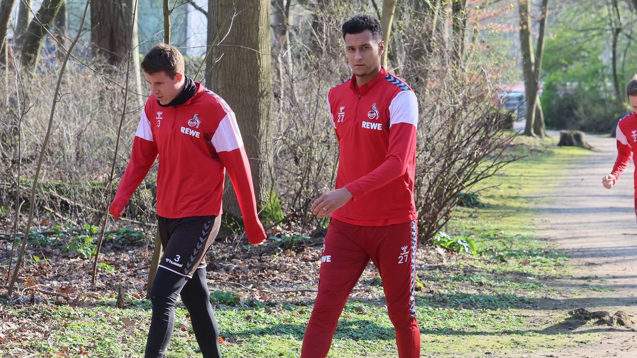 Davie Selke und Dominique Heintz gehen zum Training.