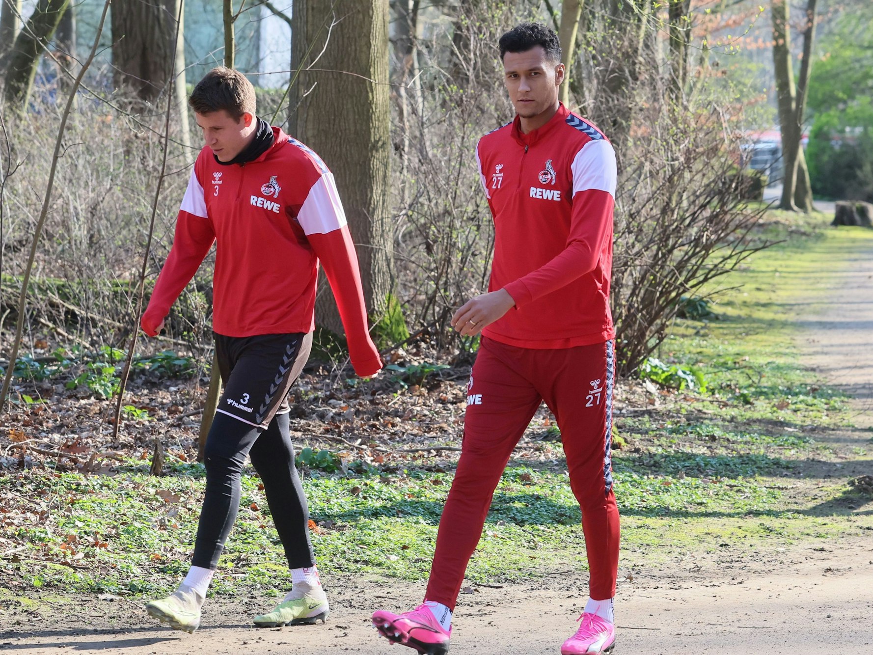 Davie Selke und Dominique Heintz gehen zum Training.