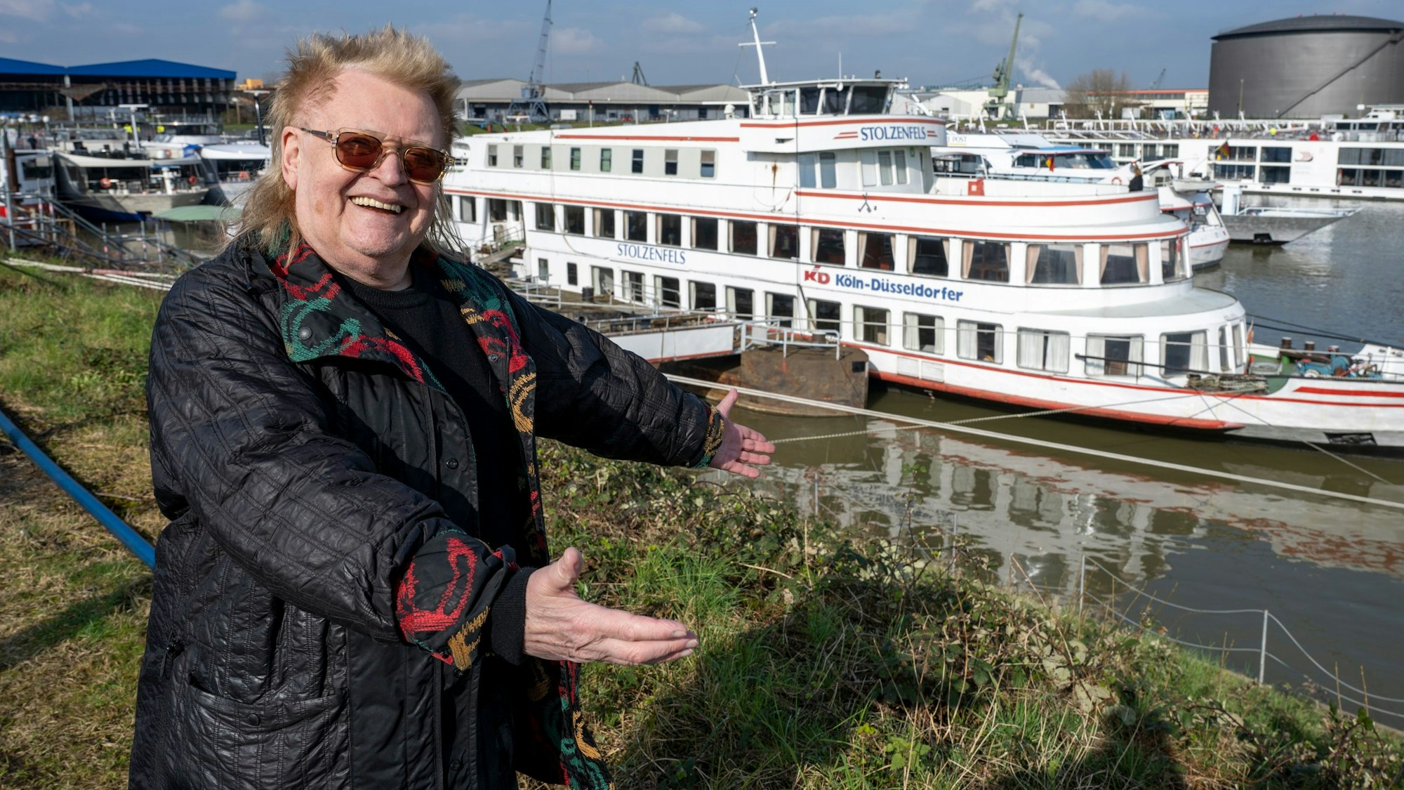 HA Schult zeigt sein Schiff.