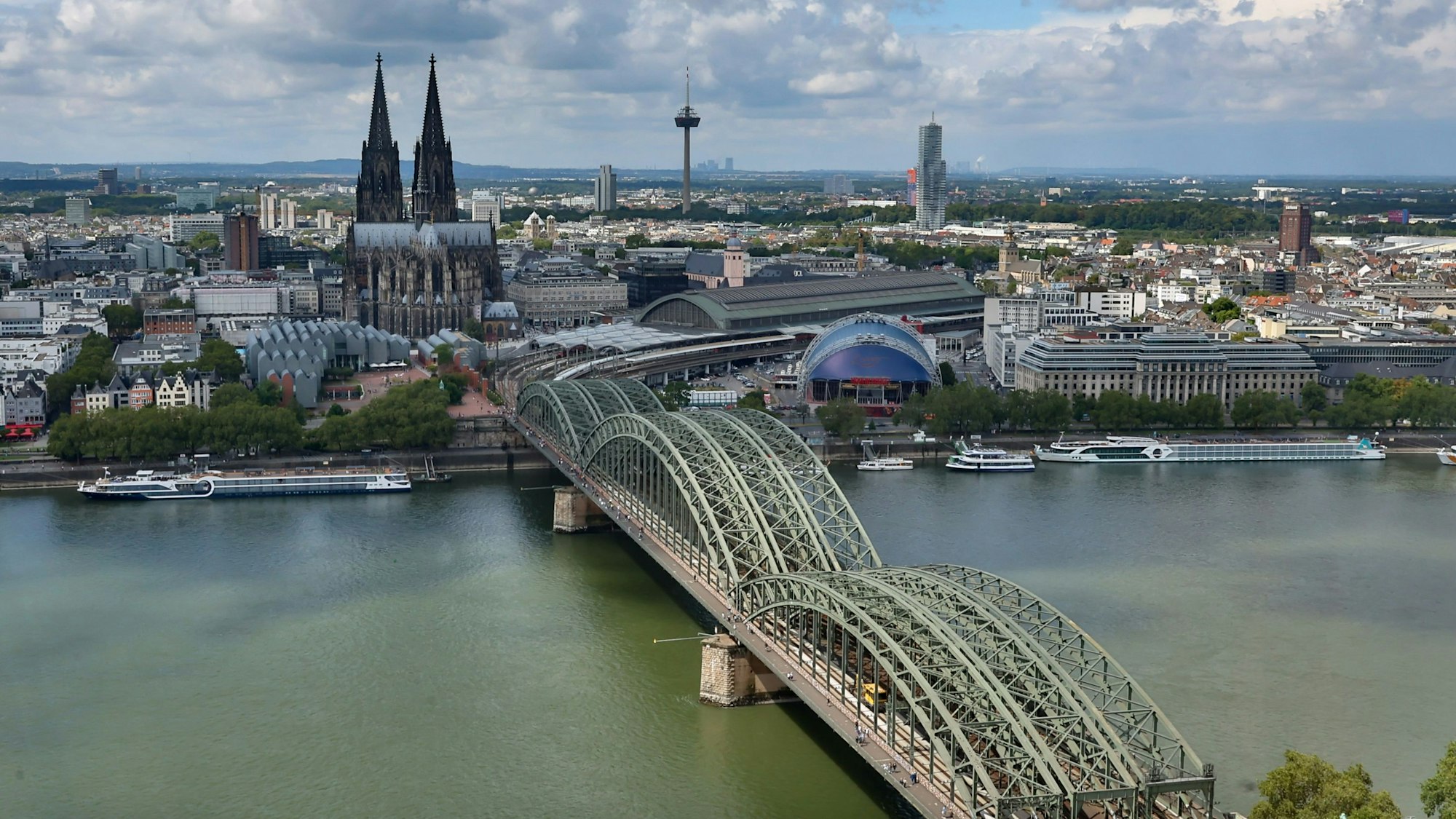 Blick aus der Luft auf die Hohenzollernbrücke und den Kölner Dom im Hintergrund.