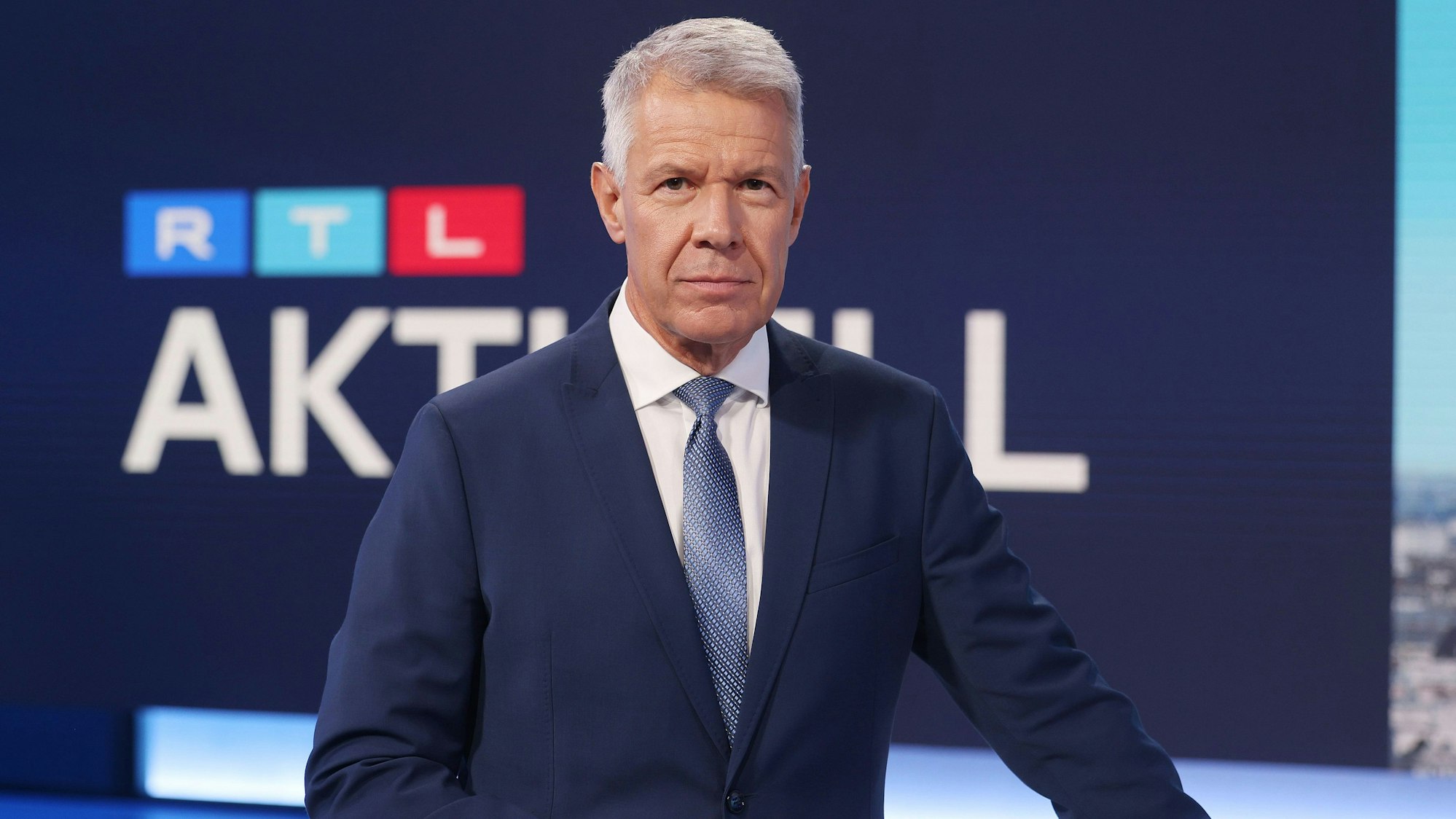 Peter Kloeppel steht im Fernsehstudio.