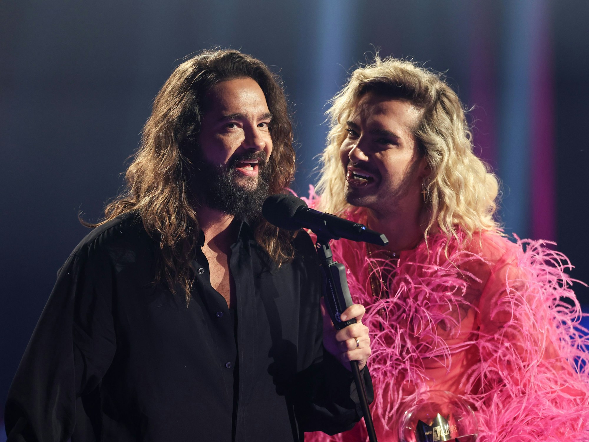 Erst Podcast, jetzt Netflix-Serie: Tom (l.) und Bill Kaulitz sind bald auf der Streaming-Plattform zu sehen. Das Foto zeigt sie im November bei der „1Live Krone“.