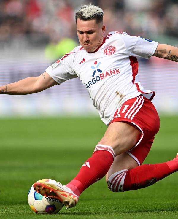 Fortuna Düsseldorfs Offensivspieler Felix Klaus grätscht beim Spiel in Hannover nach dem Ball.