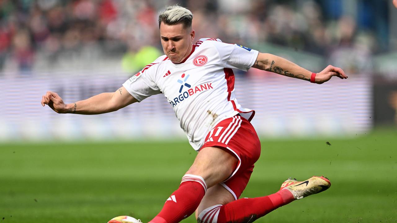 Fortuna Düsseldorfs Offensivspieler Felix Klaus grätscht beim Spiel in Hannover nach dem Ball.