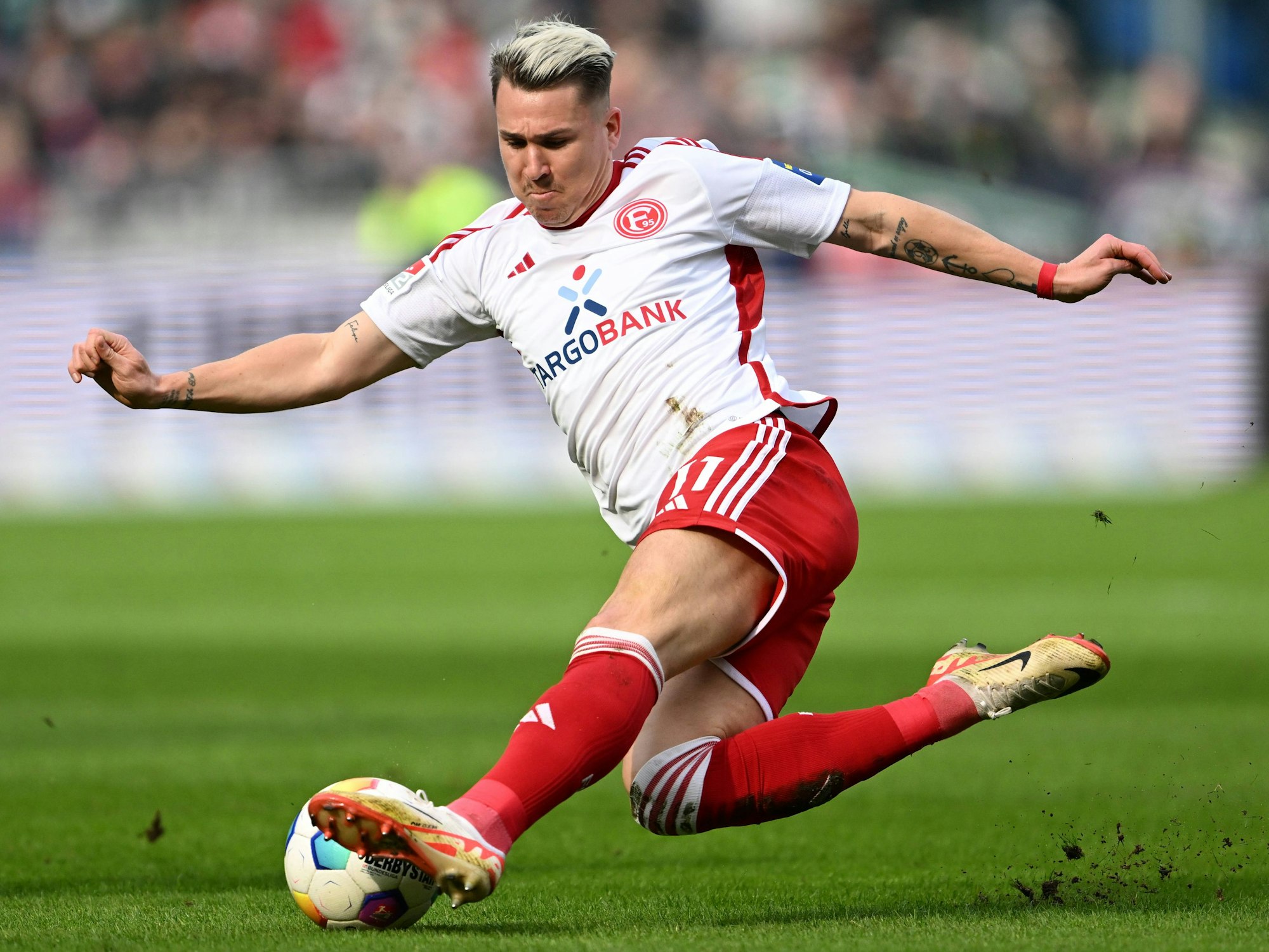 Fortuna Düsseldorfs Offensivspieler Felix Klaus grätscht beim Spiel in Hannover nach dem Ball.