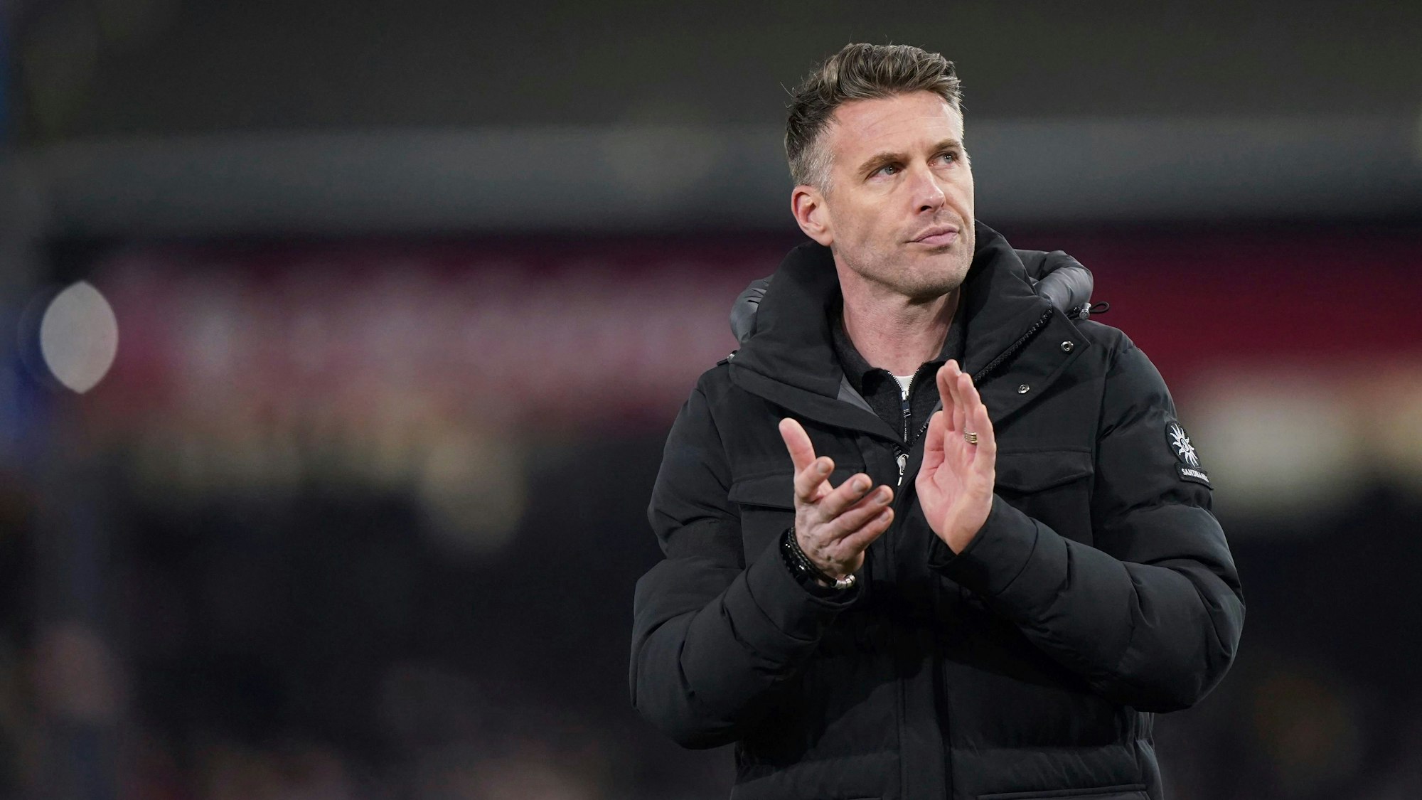 Trainer Rob Edwards von Luton Town klatscht in die Hände.