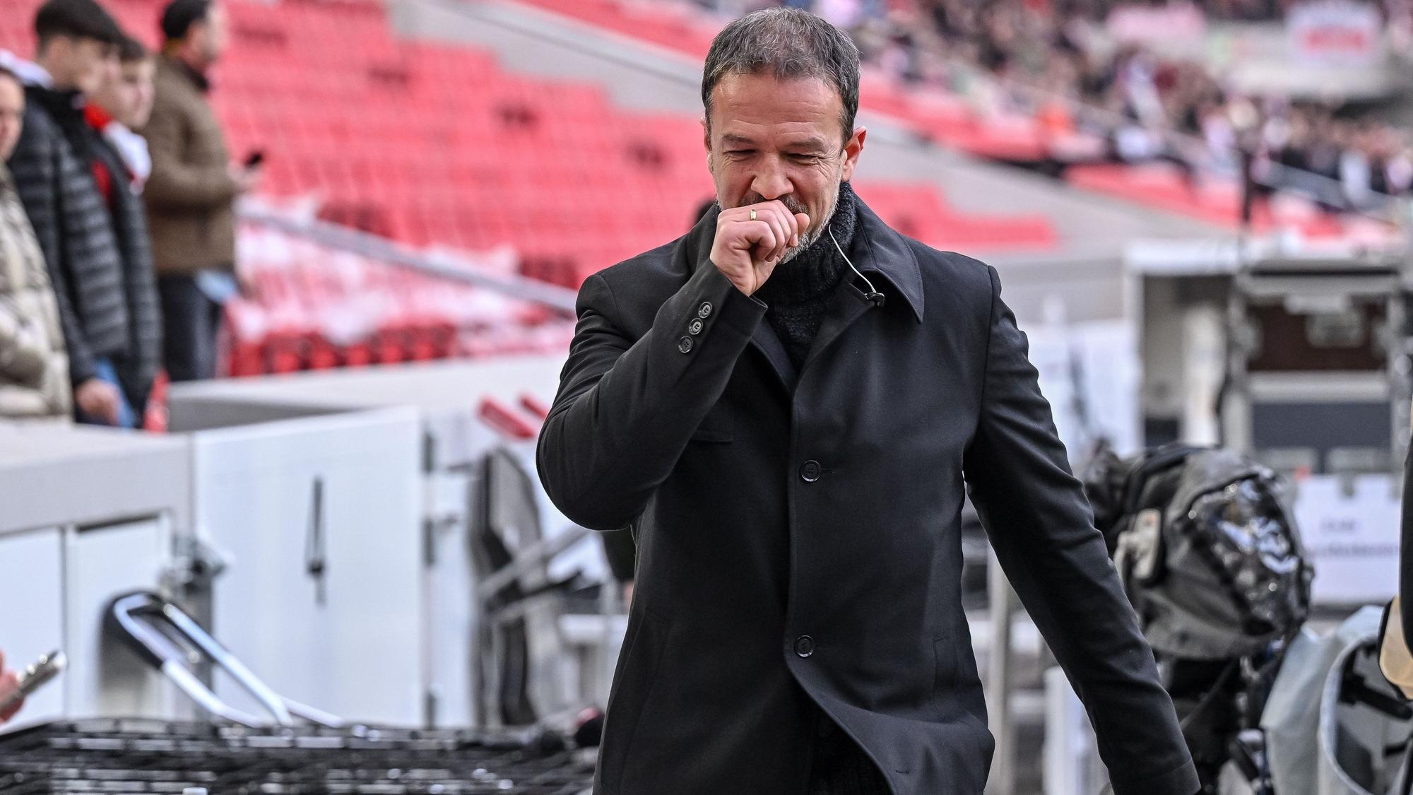 Fredi Bobic steht vor dem Spiel im Stadion.