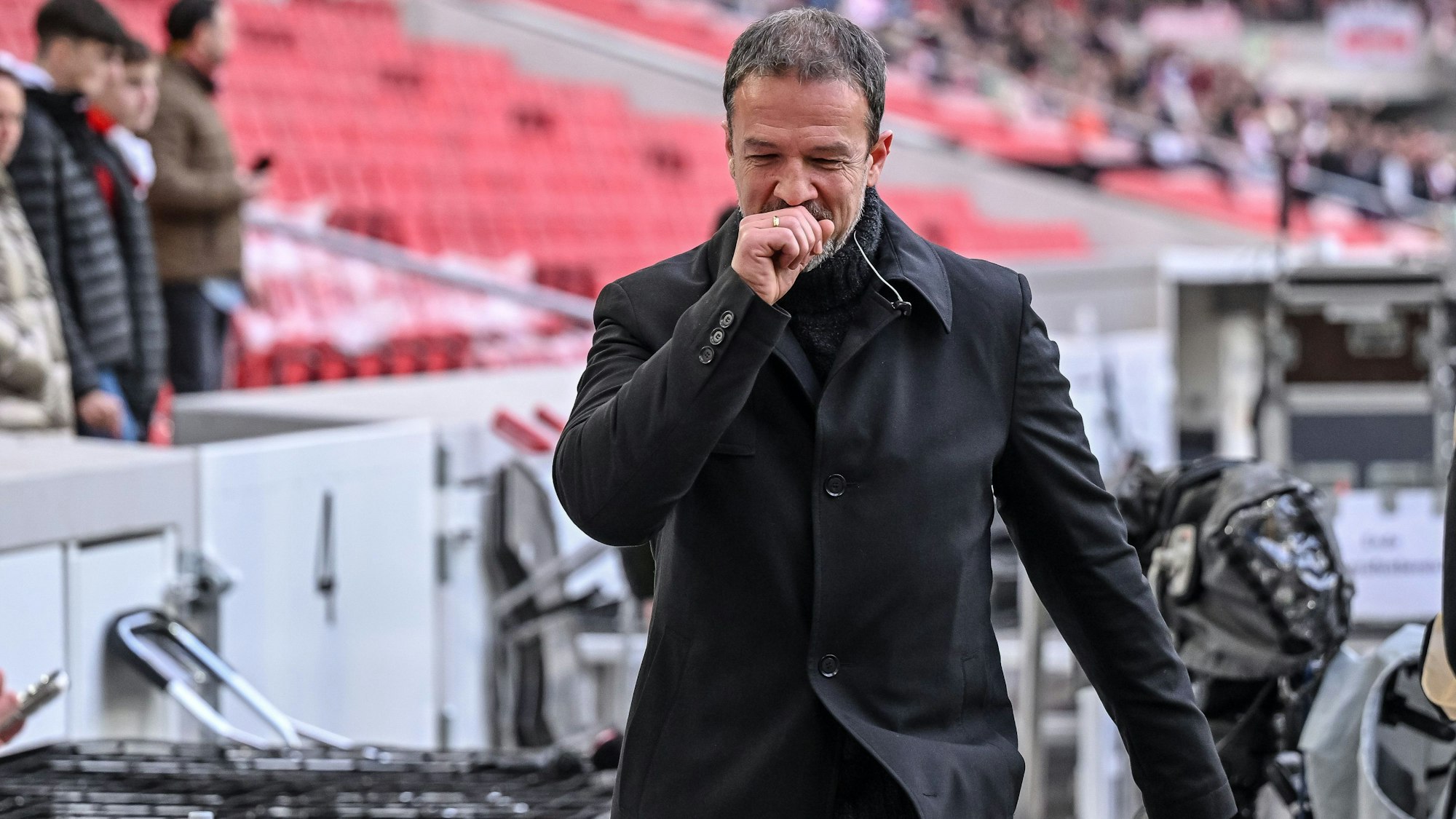 Fredi Bobic steht vor dem Spiel im Stadion.
