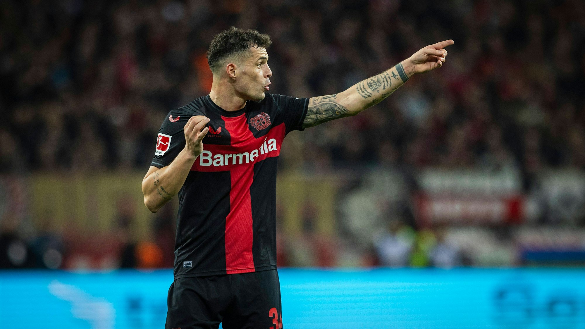 Granit Xhaka gestikuliert beim Spiel von Bayer Leverkusen.