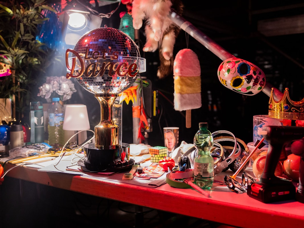 Der Siegerpokal steht im Backstage-Bereich vor Beginn der RTL-Tanzshow „Let's Dance“ im Coloneum, hier im März 2023 in Köln.