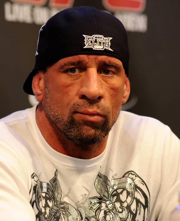 Mark Coleman während einer Pressekonferenz