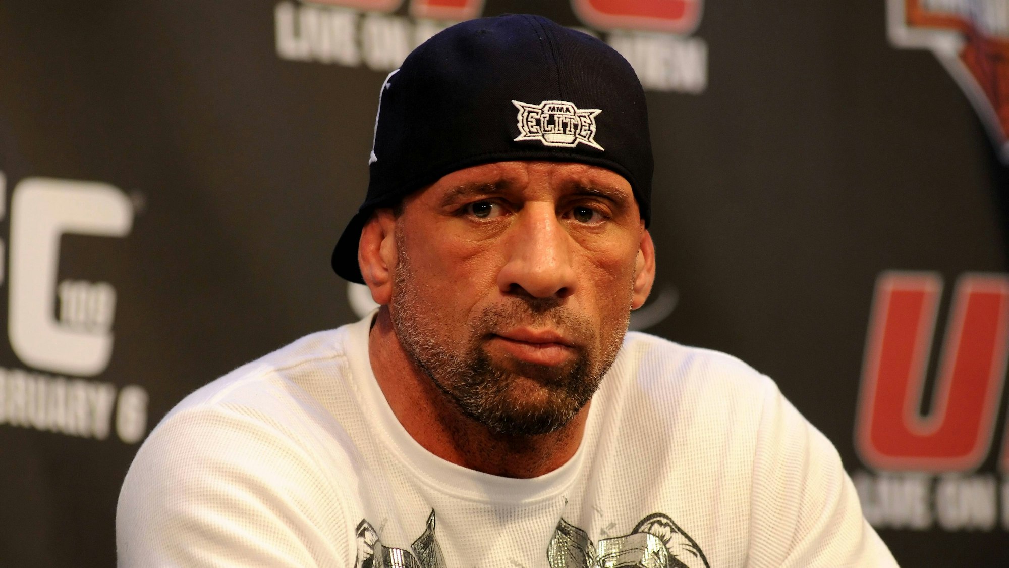 Mark Coleman während einer Pressekonferenz