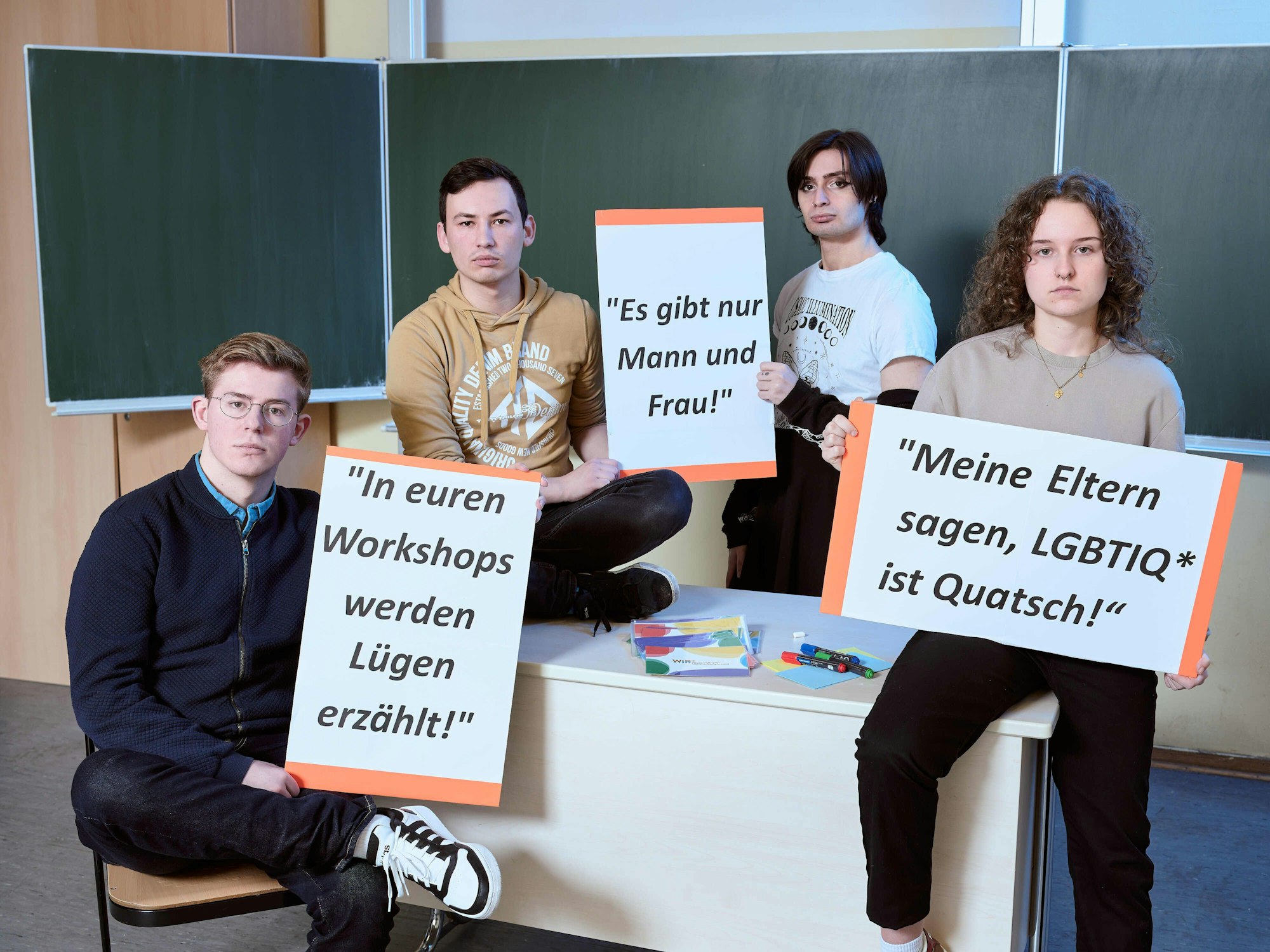 Ehrenamtliche von „Anyway“ halten Aussagen, die sie so während der Aufklärungsworkshops von Schülerinnen und Schüler zu hören und zu lesen bekamen.
