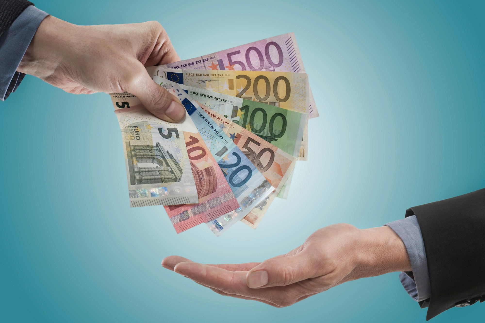 Ein Chef bei der Übergabe von Gehalt an einen Mitarbeiter.