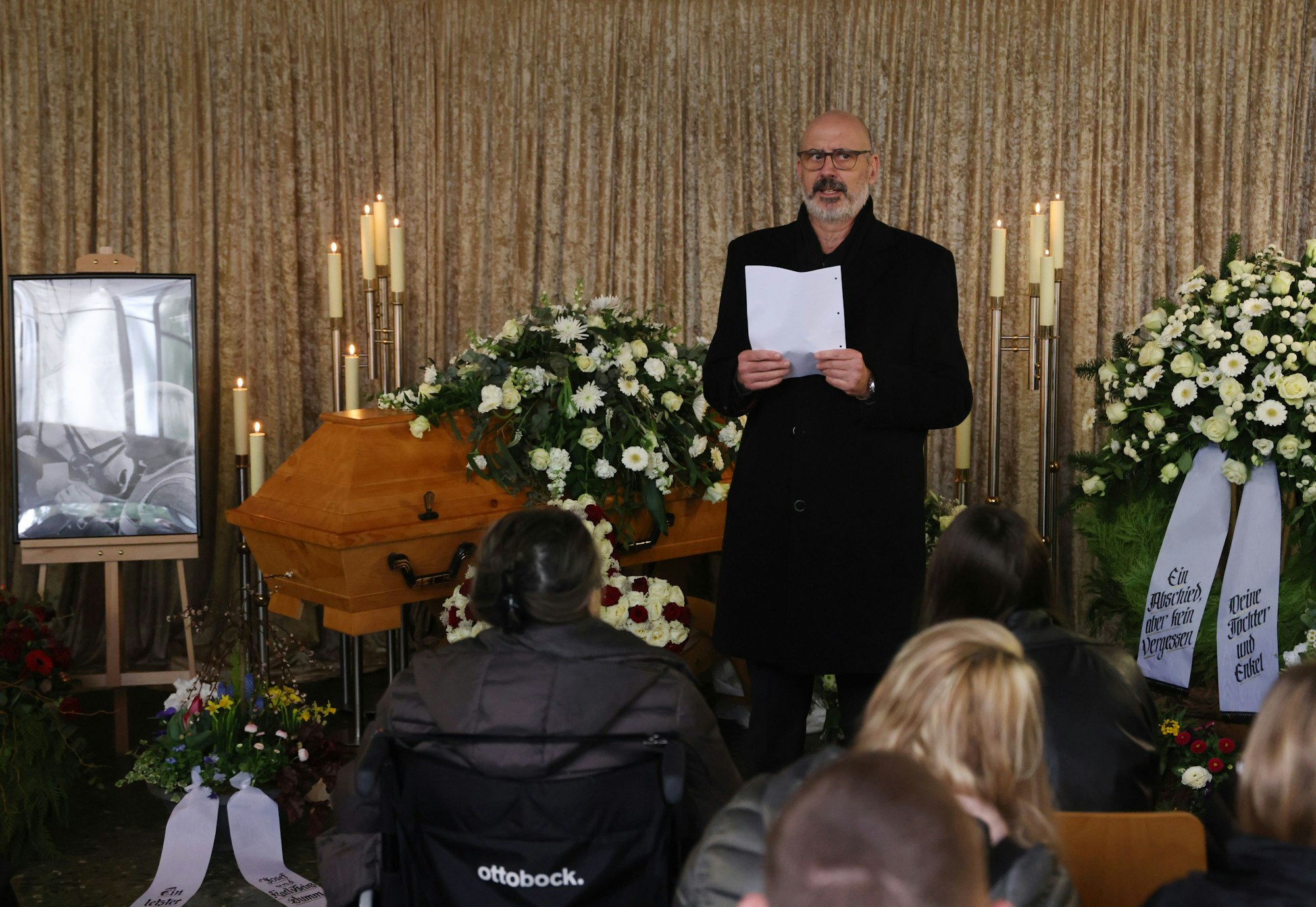 Trauerredner Jochen Langer spricht am Sarg vom Dummse Tünn in Köln.