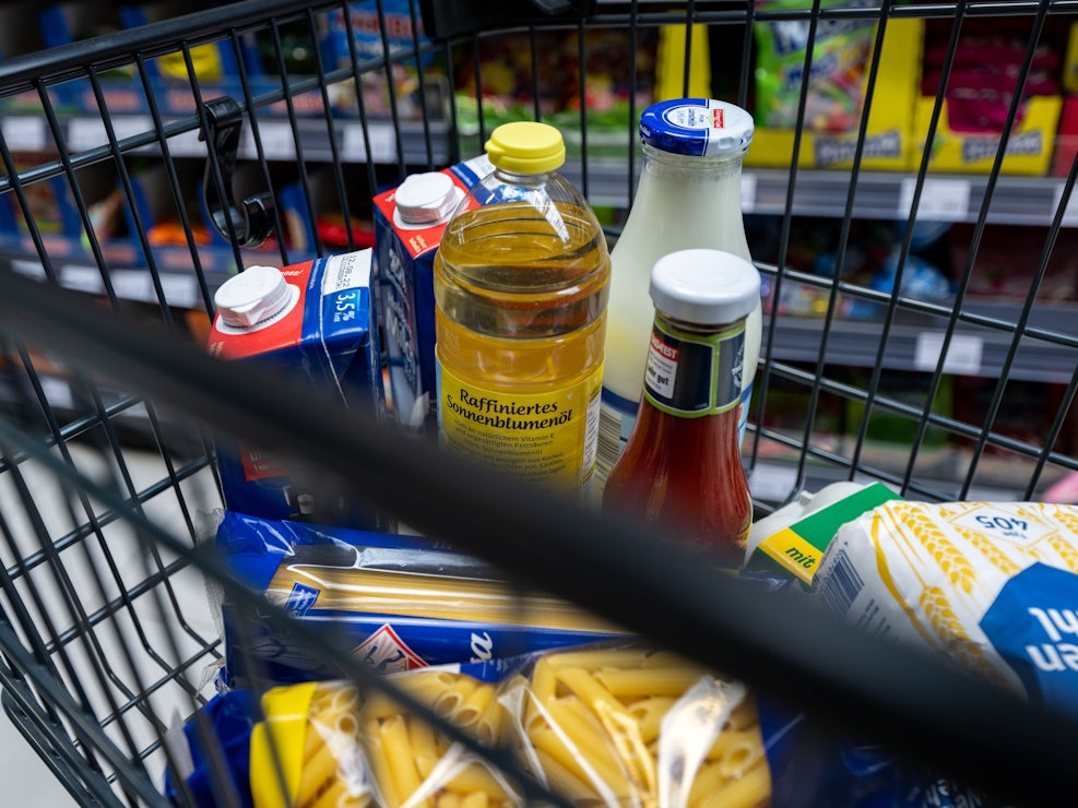 Lebensmittel liegen in einem Einkaufswagen in einem Supermarkt in Leipzig, hier im Juni 2022.