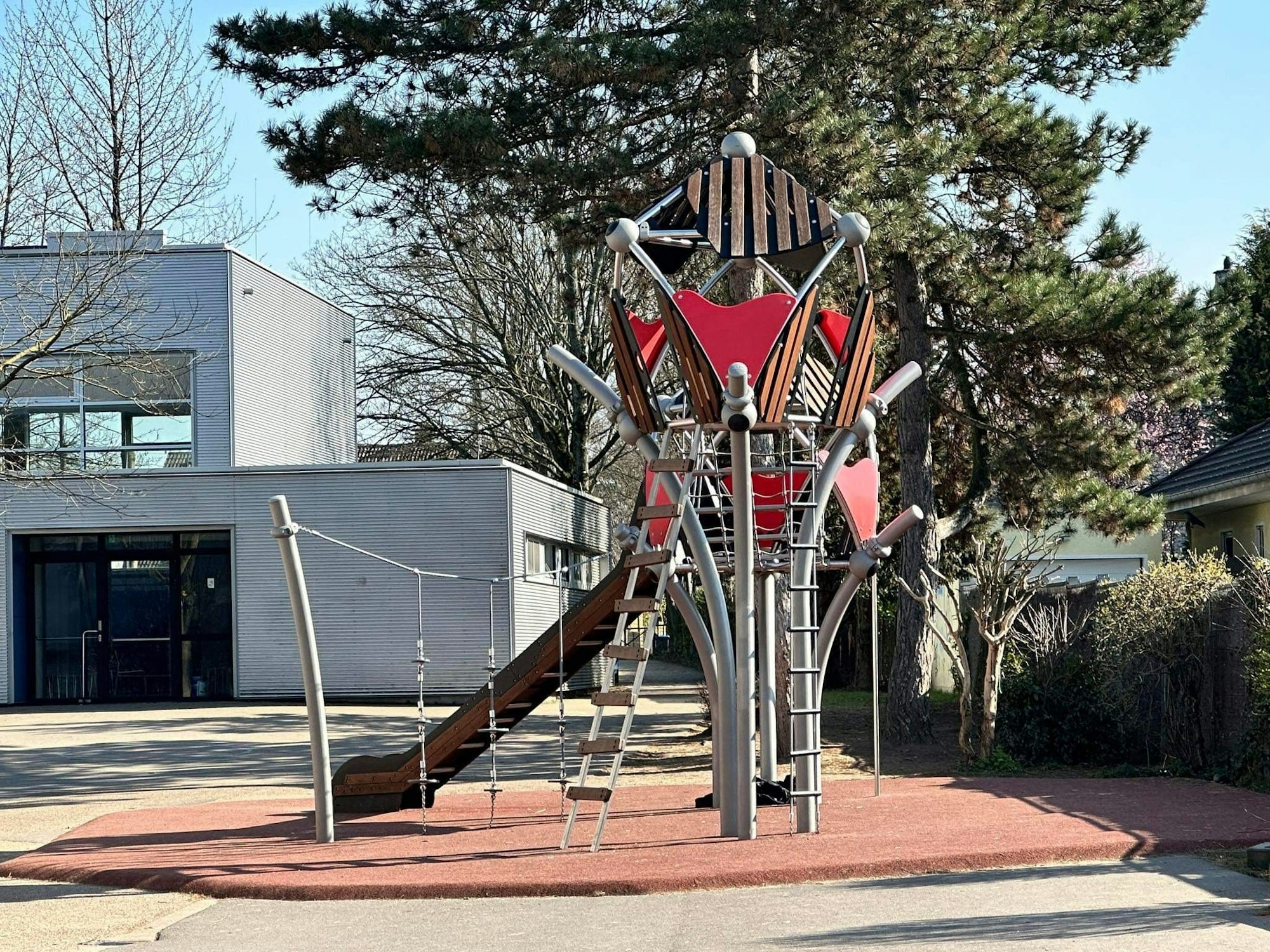 Klettergerüst der GGS Unter Birken im Sonnenschein.