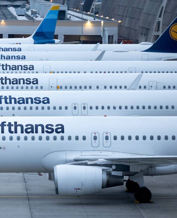 Abgestellte Flugzeuge der Lufthansa sowie eines der Discovery Airline stehen auf dem Flughafen Frankfurt, hier im März 2024.