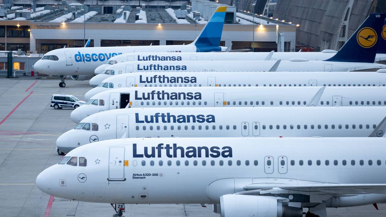 Abgestellte Flugzeuge der Lufthansa sowie eines der Discovery Airline stehen auf dem Flughafen Frankfurt, hier im März 2024.