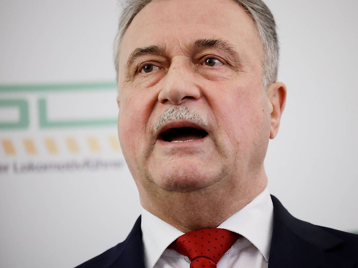 Claus Weselsky, Vorsitzender der Gewerkschaft Deutscher Lokomotivführer (GDL), spricht bei einer Pressekonferenz zu bevorstehenden Streiks in Berlin. Die GDL hat einen weiteren Streik im Tarifkonflikt mit der Deutschen Bahn angekündigt.