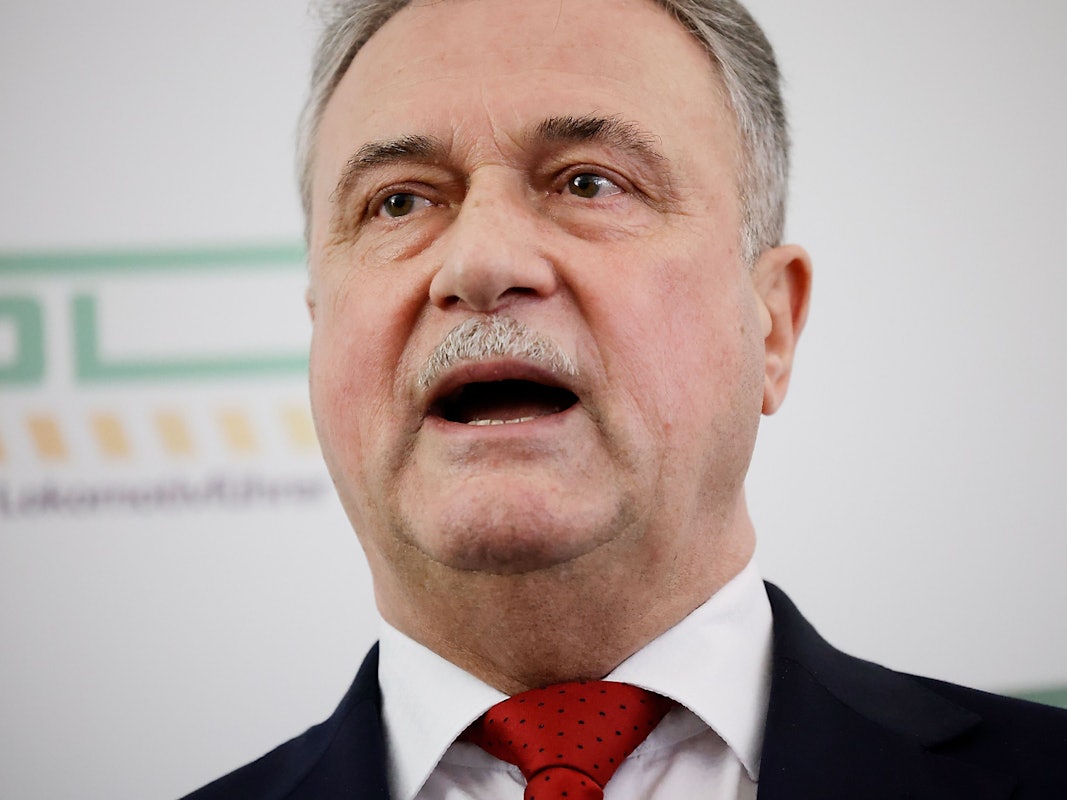 Claus Weselsky, Vorsitzender der Gewerkschaft Deutscher Lokomotivführer (GDL), spricht bei einer Pressekonferenz zu bevorstehenden Streiks in Berlin. Die GDL hat einen weiteren Streik im Tarifkonflikt mit der Deutschen Bahn angekündigt.