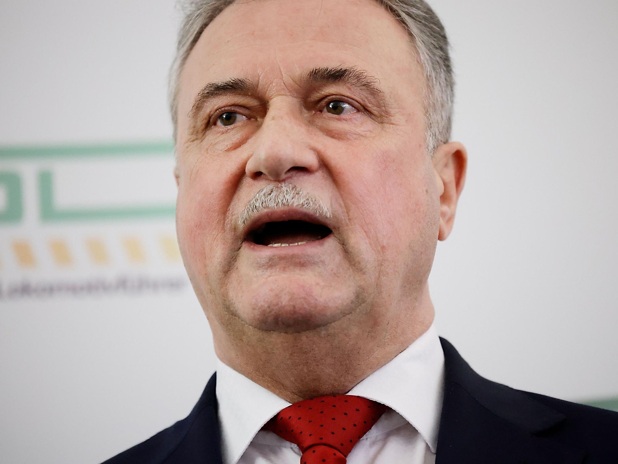 Claus Weselsky, Vorsitzender der Gewerkschaft Deutscher Lokomotivführer (GDL), spricht bei einer Pressekonferenz zu bevorstehenden Streiks in Berlin. Die GDL hat einen weiteren Streik im Tarifkonflikt mit der Deutschen Bahn angekündigt.