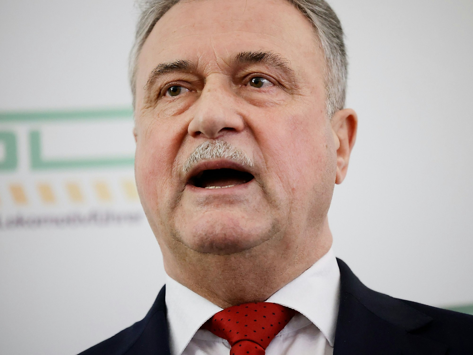 Claus Weselsky, Vorsitzender der Gewerkschaft Deutscher Lokomotivführer (GDL), spricht bei einer Pressekonferenz zu bevorstehenden Streiks in Berlin. Die GDL hat einen weiteren Streik im Tarifkonflikt mit der Deutschen Bahn angekündigt.