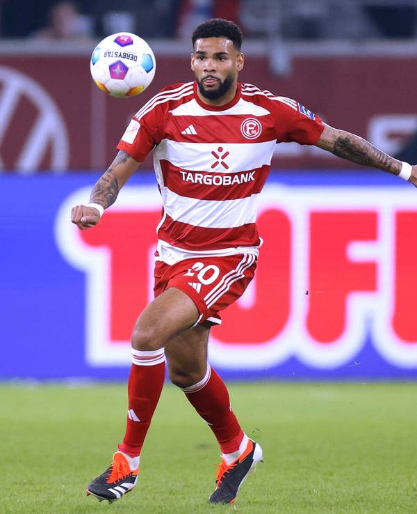 Fortuna Düsseldorfs Jamil Siebert fokussiert im Spiel gegen den Hambuirger SV den Ball.