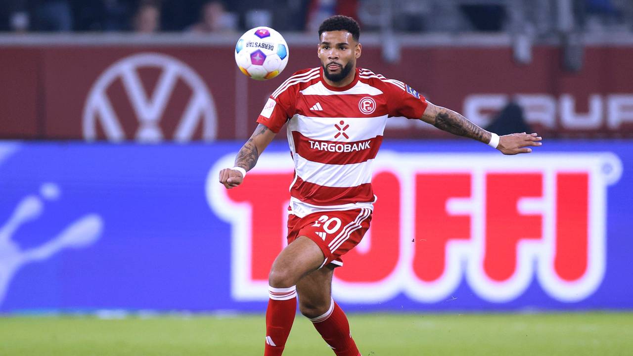 Fortuna Düsseldorfs Jamil Siebert fokussiert im Spiel gegen den Hambuirger SV den Ball.
