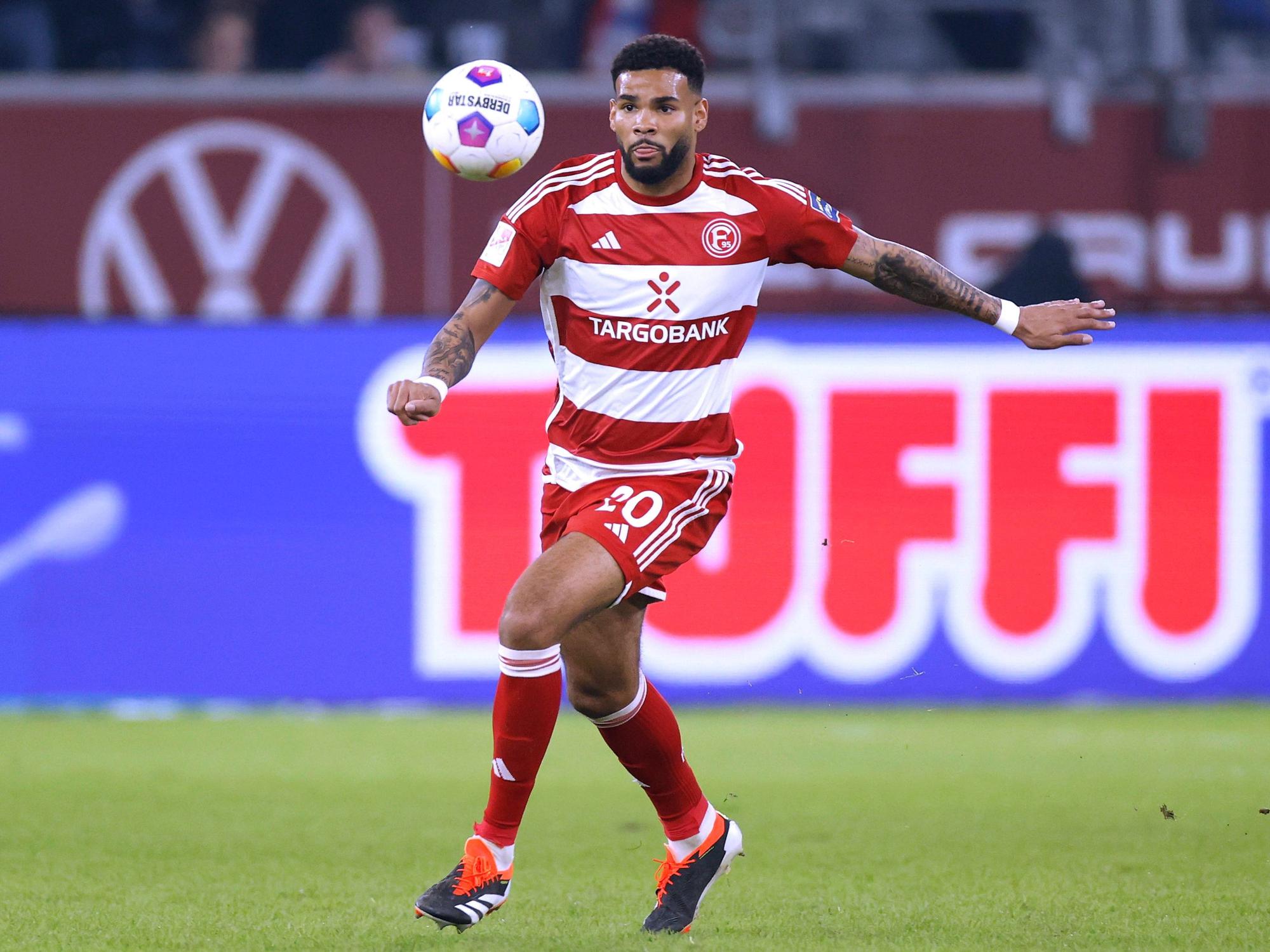 Fortuna Düsseldorfs Jamil Siebert fokussiert im Spiel gegen den Hambuirger SV den Ball.