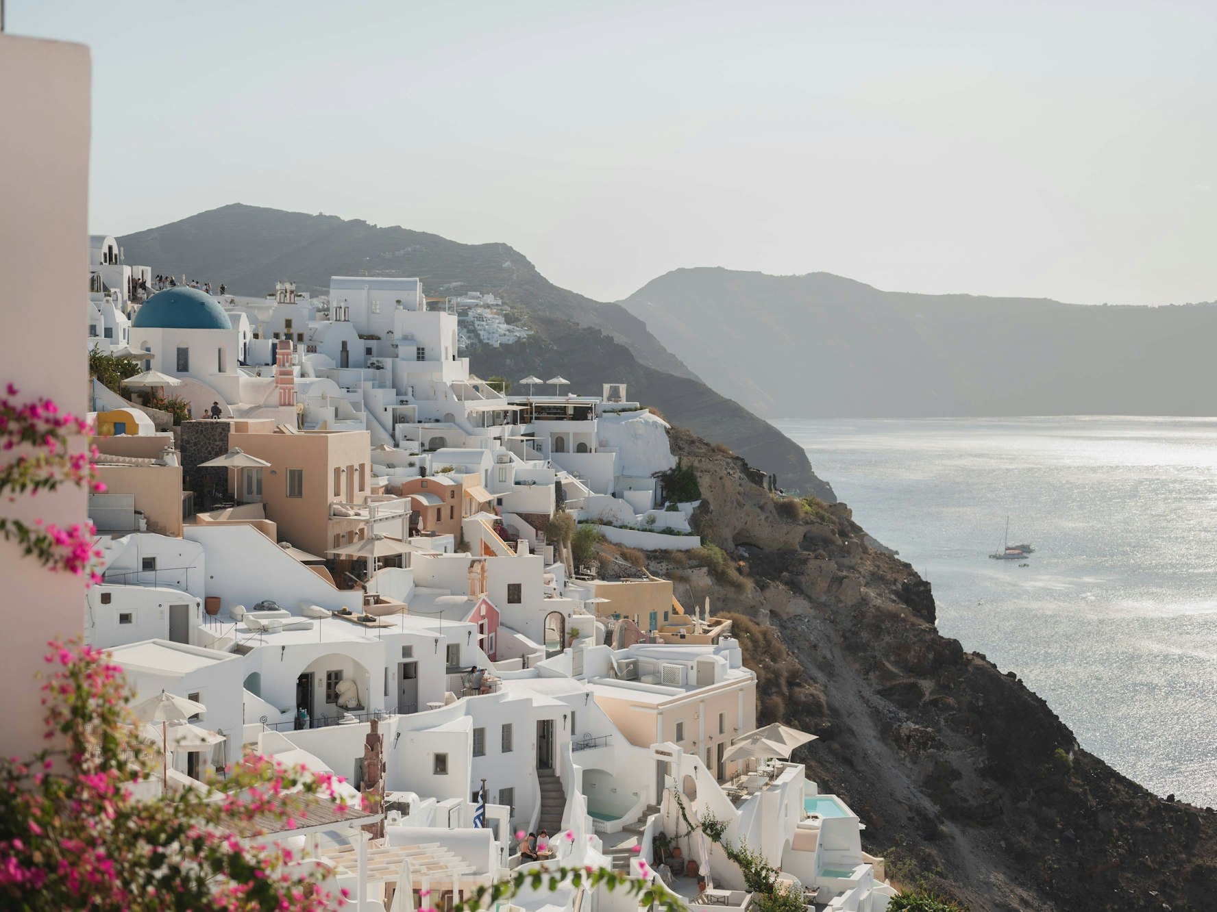 Blick auf die Stadt Oia auf der griechischen Insel Santorin, hier im Januar 2024.