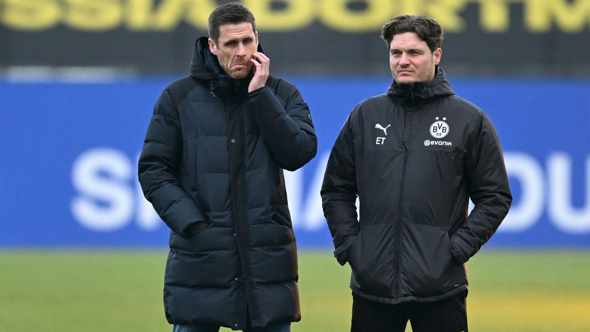 Sebastian Kehl und Edin Terzic stehen auf dem Platz.