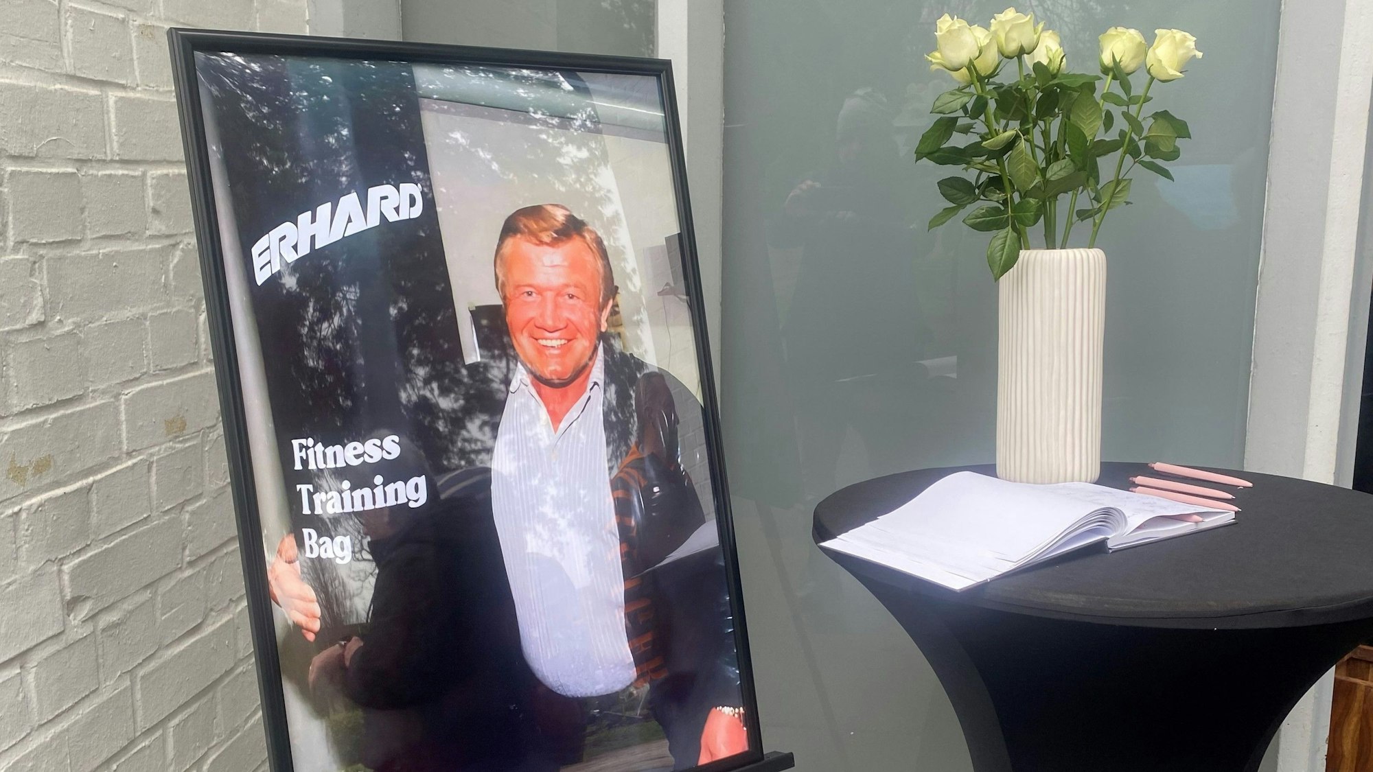 Ein Foto von „Dummse Tünn“ steht bei der Beerdigung vor der Trauerhalle in Köln-Rath.