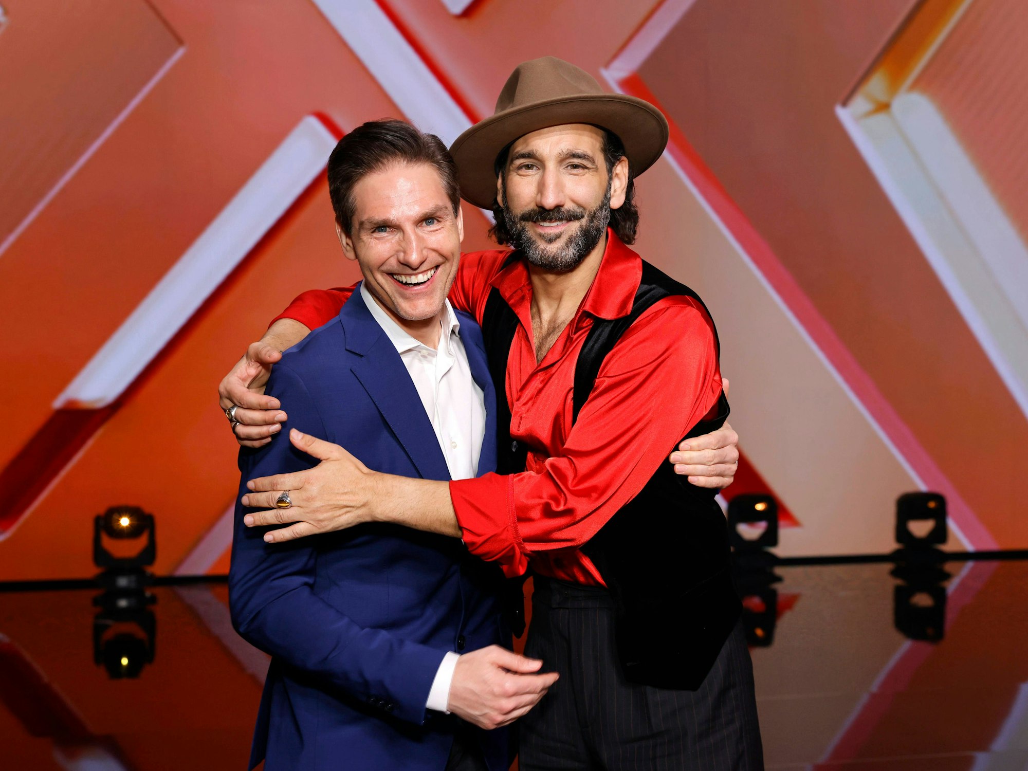 Tänzer Christian Polanc und Tänzer Massimo Sinato bei der 17. Staffel der RTL-Tanzshow „Let's Dance“ im MMC Coloneum in Köln, hier im Februar 2024.
