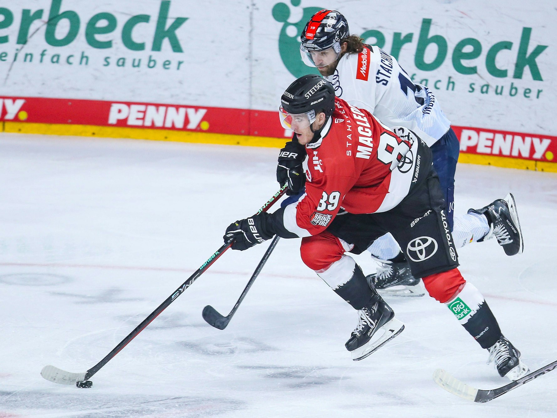 Gregor MacLeod Kölner Haie mit Puck in Aktion.