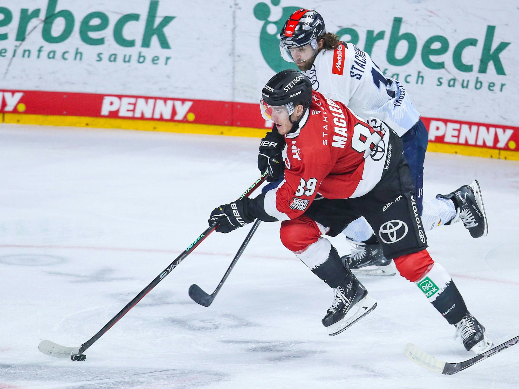 Gregor MacLeod Kölner Haie mit Puck in Aktion.