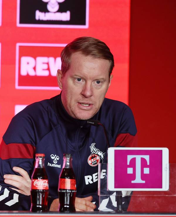 FC-Trainer Timo Schultz auf der Pressekonferenz nach dem Spiel gegen den 1. FC Heidenheim am 13. Januar 2024.