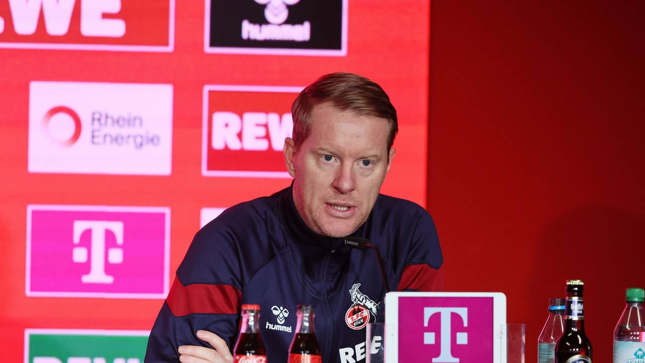 FC-Trainer Timo Schultz auf der Pressekonferenz nach dem Spiel gegen den 1. FC Heidenheim am 13. Januar 2024.