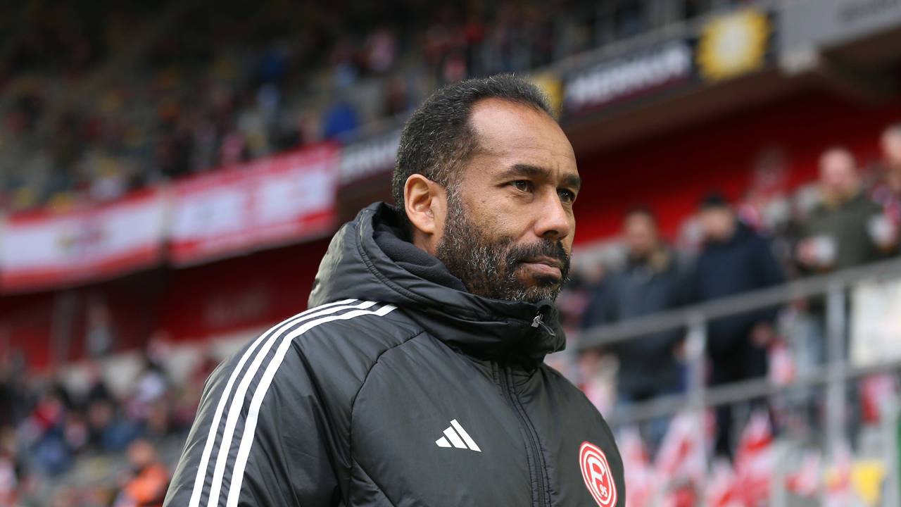 Fortuna Düsseldorfs Trainer Daniel Thioune steht beim Spiel gegen den FC Hansa Rostock im Stadion.