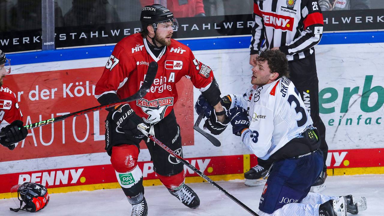 Lanxess-Arena, Kölner Haie gegen ERC Ingolstadt: Charles Bertrand im Zweikampf gegen Brady Austin