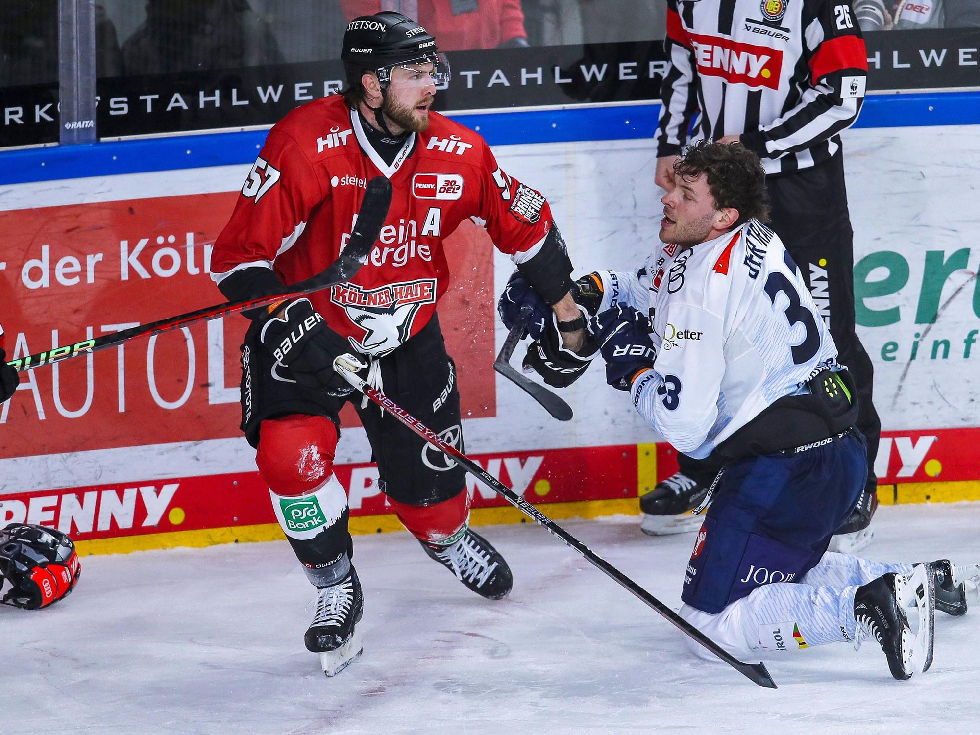 Lanxess-Arena, Kölner Haie gegen ERC Ingolstadt: Charles Bertrand im Zweikampf gegen Brady Austin