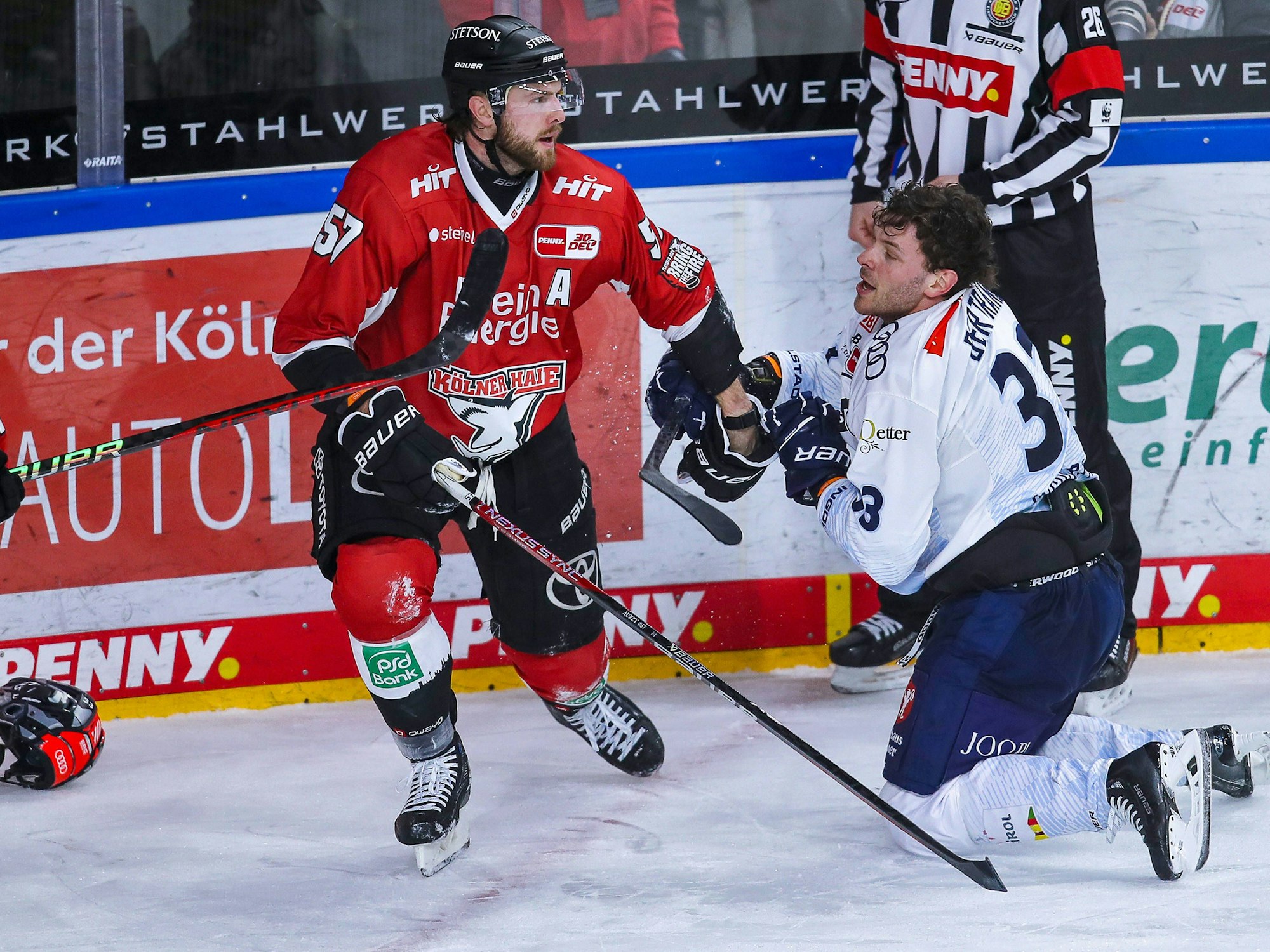 Lanxess-Arena, Kölner Haie gegen ERC Ingolstadt: Charles Bertrand im Zweikampf gegen Brady Austin